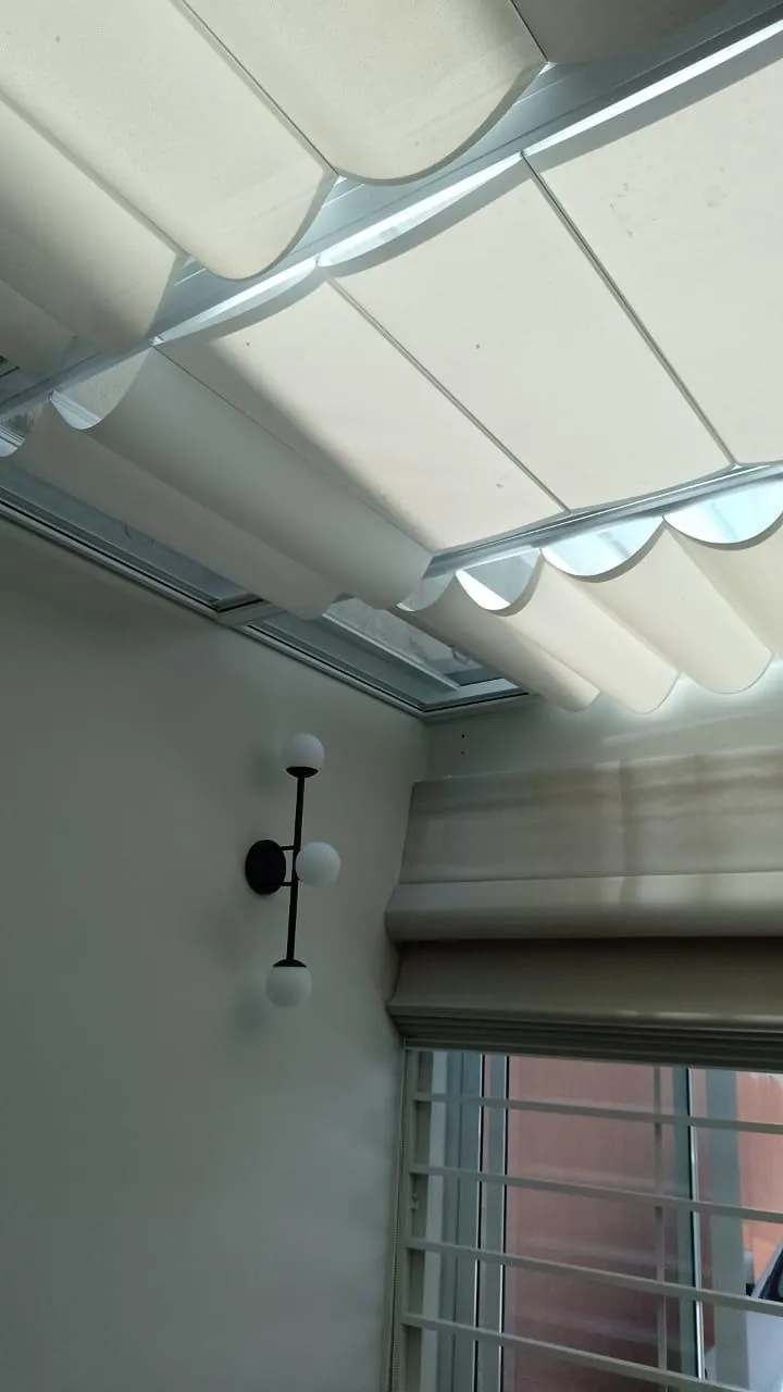 Persiana romana de teto instalada sob cobertura de vidro